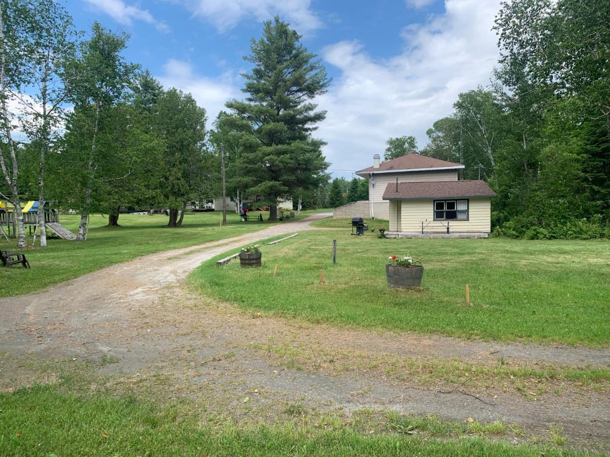 Colonial Bay Motel And Cottages Huntsville Exterior foto