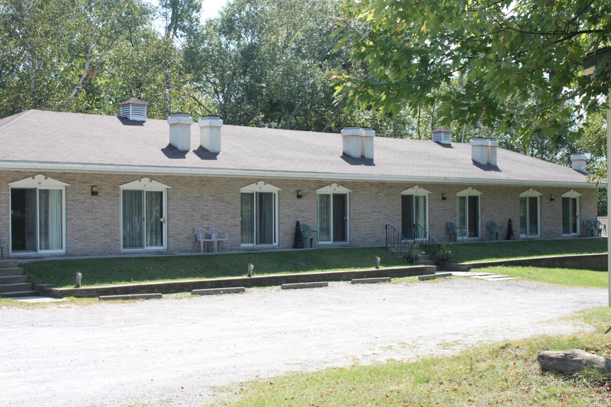 Colonial Bay Motel And Cottages Huntsville Exterior foto